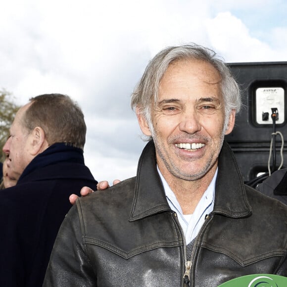 Paul Belmondo, Anthony Delon - Inauguration de "La promenade Jean-Paul Belmondo" au terre-plein central du pont de Bir-Hakeim, ouvrage public communal situé sous le viaduc du métro aérien, à Paris (15e, 16e) le 12 avril 2023. © Cyril Moreau/Bestimage 