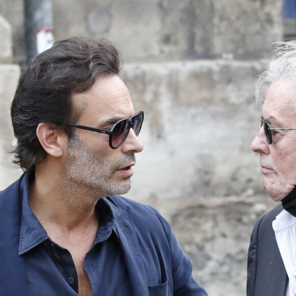 Alain Delon et son fils Anthony - Obsèques de Jean-Paul Belmondo en l'église Saint-Germain-des-Prés, à Paris le 10 septembre 2021. © Cyril Moreau / Bestimage 