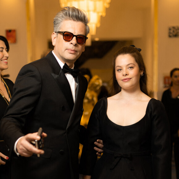 Anna Biolay a monté les marches du Festival de Cannes pour la première fois cette année.
Benjamin Biolay et sa fille Anna - Personnalités à l'hôtel Martinez avant la montée des marches du film Indiana Jones et le cadran de la destinée (Indiana Jones and the Dial of destiny) lors du 76ème Festival International du Film de Cannes. © Tiziano Da Silva / Pierre Perusseau / Bestimage 