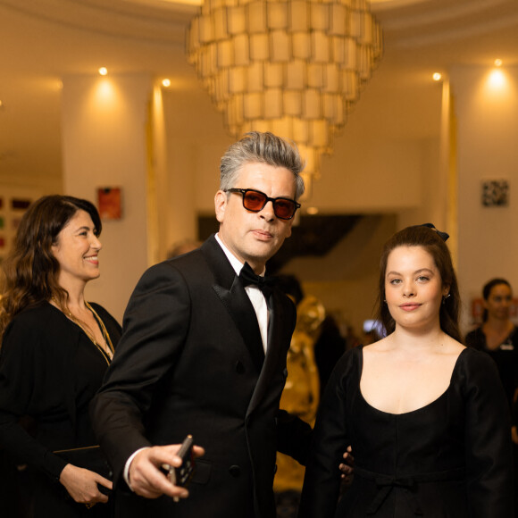 Benjamin Biolay et sa fille Anna - Personnalités à l'hôtel Martinez avant la montée des marches du film Indiana Jones et le cadran de la destinée (Indiana Jones and the Dial of destiny) lors du 76ème Festival International du Film de Cannes le 18 mai 2023. © Tiziano Da Silva / Pierre Perusseau / Bestimage 