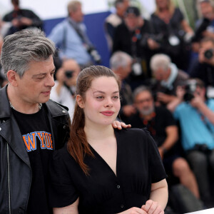 Benjamin Biolay et sa fille Anna Biolay au photocall de "Rosalie" lors du 76ème Festival International du Film de Cannes, le 18 mai 2023. © Jacovides/Moreau/Bestimage 