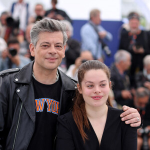 Son père, également, l'a défendue publiquement.
Benjamin Biolay et sa fille Anna Biolay au photocall de "Rosalie" lors du 76ème Festival International du Film de Cannes, le 18 mai 2023. © Jacovides/Moreau/Bestimage 