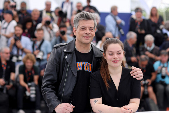Son père, également, l'a défendue publiquement.
Benjamin Biolay et sa fille Anna Biolay au photocall de "Rosalie" lors du 76ème Festival International du Film de Cannes, le 18 mai 2023. © Jacovides/Moreau/Bestimage 
