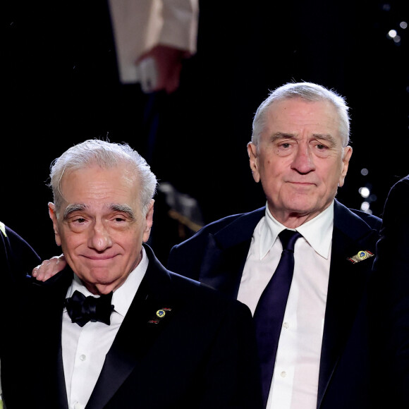 "On aurait pu faire ce film en transformant des faits, l'histoire. Mais on rencontré Lily... et c'est ainsi que ce sont fait les choses. A ce point-là, à part prendre des risques, à mon âge, qu'est-ce que je pourrais faire ? Je ne sais pas."
Martin Scorsese, Robert de Niro - Descente des marches du film " Killers of the flower moon " lors du 76ème Festival International du Film de Cannes, au Palais des Festivals à Cannes. Le 20 mai 2023 © Jacovides-Moreau / Bestimage