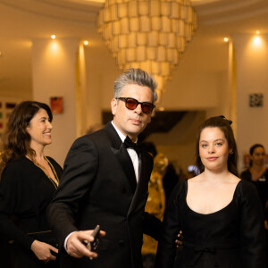 Benjamin Biolay et sa fille Anna - Personnalités à l'hôtel Martinez avant la montée des marches du film Indiana Jones et le cadran de la destinée (Indiana Jones and the Dial of destiny) lors du 76ème Festival International du Film de Cannes le 18 mai 2023. © Tiziano Da Silva / Pierre Perusseau / Bestimage 