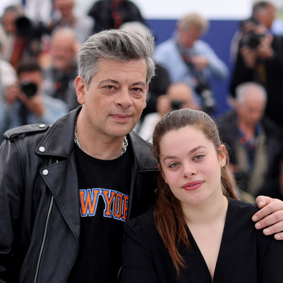 Anna Biolay a été couverte de compliments par le cinéma français.
Benjamin Biolay et sa fille Anna Biolay au photocall de "Rosalie" lors du 76ème Festival International du Film de Cannes. © Jacovides/Moreau/Bestimage 
