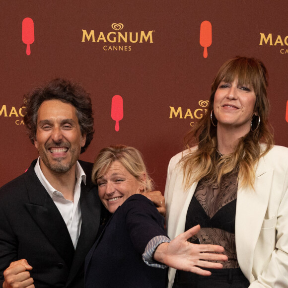 Celle du 22 mai 2023 était d'ailleurs l'occasion de découvrir la nouvelle égérie Magnum, le jeune JVKE.
Vincent Elbaz, Anne-Elisabeth Lemoine, Daphné Burki - Soirée sur la plage Magnum lors du 76e Festival International du Film de Cannes le 22 mai 2023. © Philippe Baldini/Bestimage