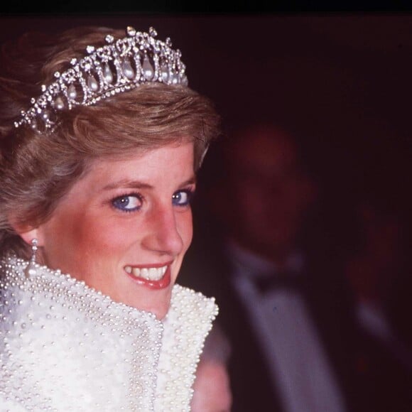 La princesse Diana (Lady Di avec son diadème) lors d'une visite d'état à Hong Kong. Le 1er novembre 1989