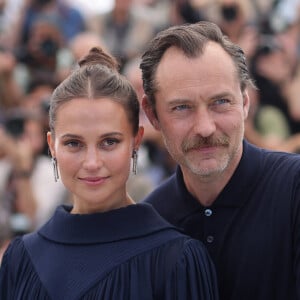 Jude Law et Alicia Vikander au photocall de "Firebrand (le jeu de la reine)" lors du 76ème Festival International du Film de Cannes, le 22 mai 2023. © Moreau/Jacovides/Bestimage