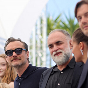 Mina Andala, Amr Waked, Gabrielle Tana, Junia Rees, Jude Law, Karim Ainouz, Alicia Vikander et Sam Riley au photocall de "Firebrand (le jeu de la reine)" lors du 76ème Festival International du Film de Cannes, le 22 mai 2023. © Moreau/Jacovides/Bestimage