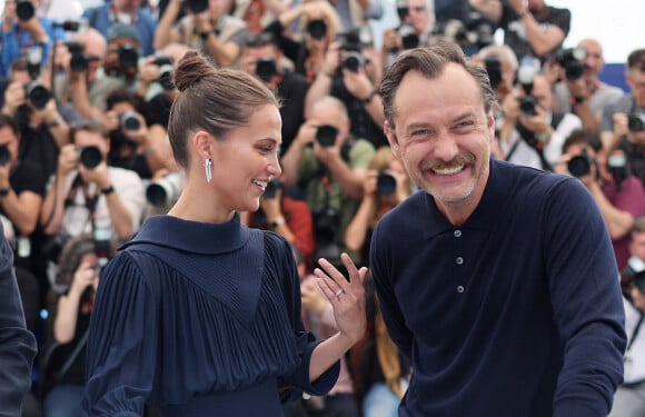 Jude Law et Alicia Vikander au photocall de "Firebrand (le jeu de la reine)" lors du 76ème Festival International du Film de Cannes, le 22 mai 2023. © Moreau/Jacovides/Bestimage