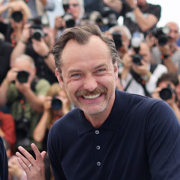 Jude Law et Alicia Vikander au photocall de "Firebrand (le jeu de la reine)" lors du 76ème Festival International du Film de Cannes, le 22 mai 2023. © Moreau/Jacovides/Bestimage
