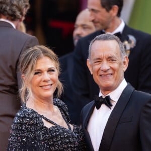 Finalement, le couple aura réussi a calmer le jeu pour saluer la foule 
Tom Hanks et sa femme Rita Wilson - Montée des marches du film " Asteroid City " lors du 76ème Festival International du Film de Cannes, au Palais des Festivals à Cannes. Le 23 mai 2023 © Olivier Borde / Bestimage 