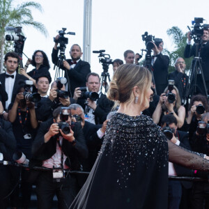 Rita Wilson et son mari Tom Hanks - Montée des marches du film " Asteroid City " lors du 76ème Festival International du Film de Cannes, au Palais des Festivals à Cannes. Le 23 mai 2023 © Olivier Borde / Bestimage 