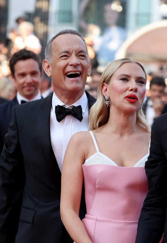 Tom Hanks, Scarlett Johansson - Montée des marches du film " Asteroid City " lors du 76ème Festival International du Film de Cannes, au Palais des Festivals à Cannes. Le 23 mai 2023 © Jacovides-Moreau / Bestimage 