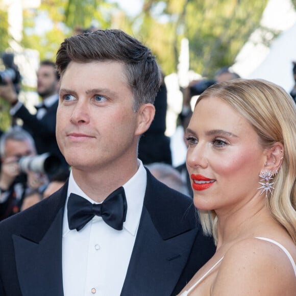 Colin Jost et sa femme Scarlett Johansson - Montée des marches du film " Asteroid City " lors du 76ème Festival International du Film de Cannes, au Palais des Festivals à Cannes. Le 23 mai 2023 © Olivier Borde / Bestimage 