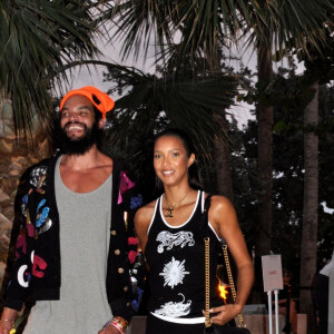 Exclusif - Joakim Noah et sa femme Lais Ribeiro quittent la soirée Chanel à Miami, le 4 novembre 2022. Assis sur un banc, le basketteur de 37 ans a été pris d'un fou rire avec ses amis. Au cours de la soirée, sa soeur, J.Noah a défilé.