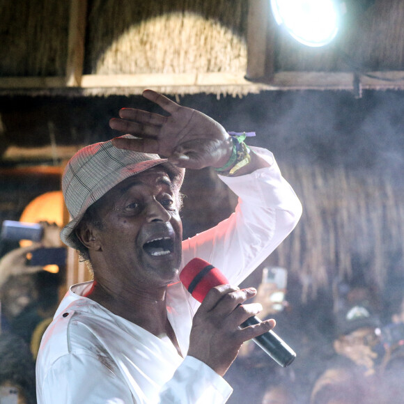 Comme il l'a montré sur Instagram ce 24 mai, Yannick Noah vient de faire pousser son premier concombre
 
Le président français Emmanuel Macron et Yannick Noah au village Noah pour un débat avec la société civile et un concert, Yaoundé, Cameroun, le 26 juillet 2022. Emmanuel Macron effectue une tournée africaine de trois jours au Cameroun, au Bénin et en Guinée-Bissau. © Stéphane Lemouton/Bestimage