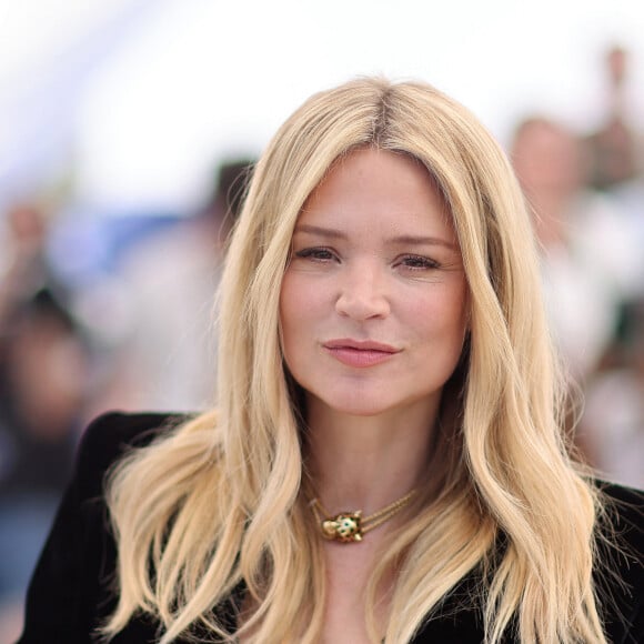 Et d'annoncer qu'elle allait prochainement réinvestir son costume d'actrice !
Virginie Efira (enceinte) au photocall de "L'amour et les forêts (just the two of us)" lors du 76ème Festival International du Film de Cannes, le 24 mai 2023. © Moreau/Jacovides/Bestimage 