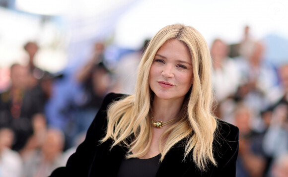 Enceinte de son deuxième enfant avec son compagnon Niels Schneider, l'actrice a dévoilé son baby bump
Virginie Efira (enceinte) au photocall de "L'amour et les forêts (just the two of us)" lors du 76ème Festival International du Film de Cannes, le 24 mai 2023. © Moreau/Jacovides/Bestimage 