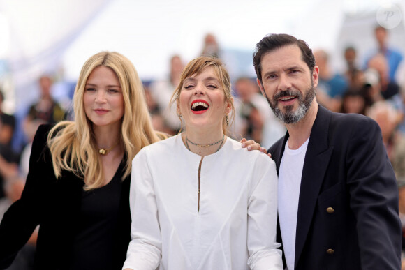 Valérie Donzelli, Virginie Efira (enceinte) et Melvil Poupaud au photocall de "L'amour et les forêts (just the two of us)" lors du 76ème Festival International du Film de Cannes, le 24 mai 2023. © Moreau/Jacovides/Bestimage 