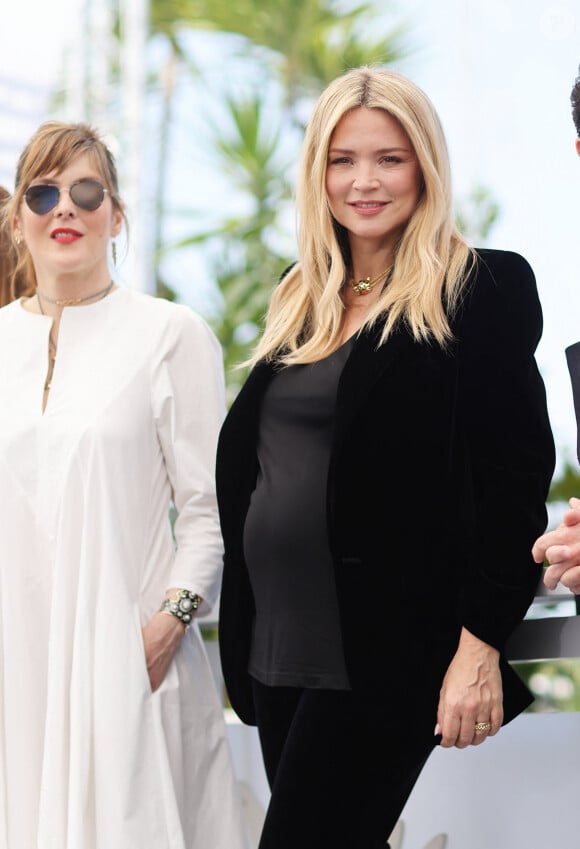 C'est dans un ensemble noir que la pétillante belge s'est affichée avec un ventre bien arrondi
Valérie Donzelli, Virginie Efira (enceinte) au photocall de "L'amour et les forêts (just the two of us)" lors du 76ème Festival International du Film de Cannes, le 24 mai 2023. © Moreau/Jacovides/Bestimage 