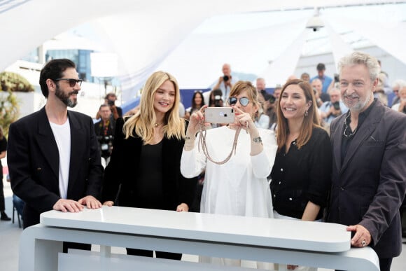 Eric Reinhart, Audrey Diwan, Valérie Donzelli, Virginie Efira (enceinte) et Melvil Poupaud au photocall de "L'amour et les forêts (just the two of us)" lors du 76ème Festival International du Film de Cannes, le 24 mai 2023. © Moreau/Jacovides/Bestimage 