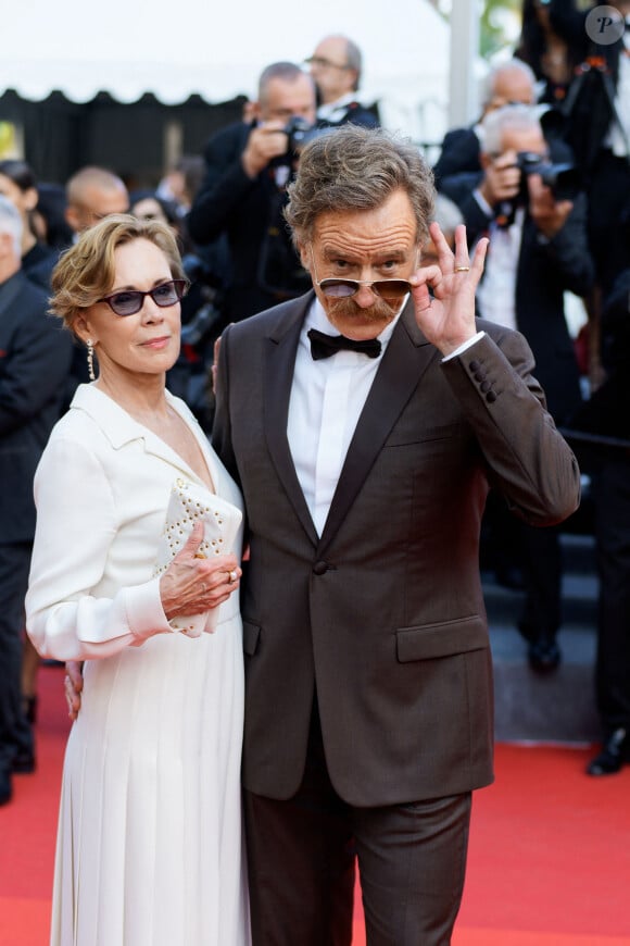 Bryan Cranston et sa femme Robin Dearden - Montée des marches du film "Asteroid City" lors du 76ème Festival International du Film de Cannes, France, le 23 mai 2023.