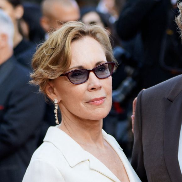 Bryan Cranston et sa femme Robin Dearden - Montée des marches du film "Asteroid City" lors du 76ème Festival International du Film de Cannes, France, le 23 mai 2023.