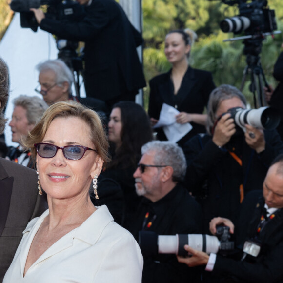 Bryan Cranston et sa femme Robin Dearden - Montée des marches du film " Asteroid City " lors du 76ème Festival International du Film de Cannes, au Palais des Festivals à Cannes. Le 23 mai 2023 © Olivier Borde / Bestimage