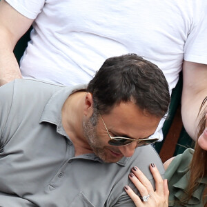 Arthur (Jacques Essebag) et sa compagne Mareva Galanter dans les tribunes lors de la finale homme des Internationaux de Tennis de Roland-Garros à Paris, le 11 juin 2017. © Jacovides-Moreau/Bestimage