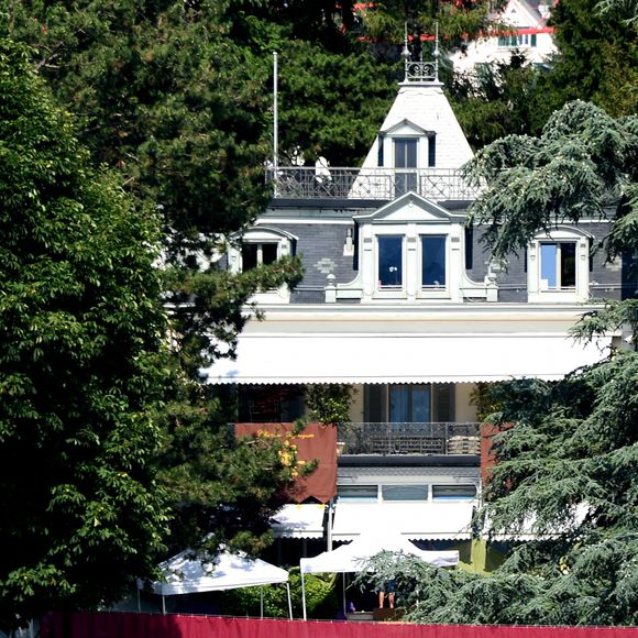 Ils s'y étaient mariés en 2013 dans ce château finalement abandonné pour leur domaine actuel.
Tina Turner et son mari Erwan Bach avaient habité dans ce beau château en Suisse avant d'acheter leur maison de 76 millions de dollars.