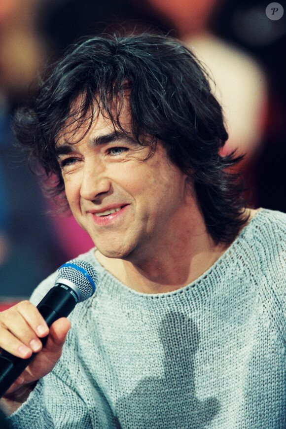 Livrant des performances poétiques et touchantes
Archives - Jean-Louis Murat lors d'une émission "Vivement Dimanche" en 2000.