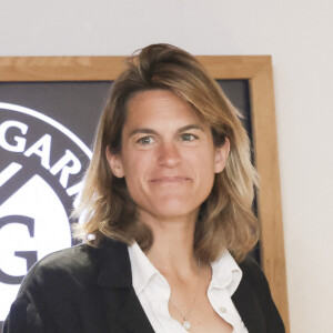 Une belle façon d'évacuer le stress, à quelques jours du début de Roland-Garros !
Amélie Mauresmo, la directrice du tournoi de Roland Garros, présente l'Open de France 2023 au Stade de Roland Garros à Paris, France, le 21 avril 2023. Le tournoi de tennis de l'Open de France aura lieu du 28 mai au 11 juin 2023.. © Jack Tribeca/Bestimage