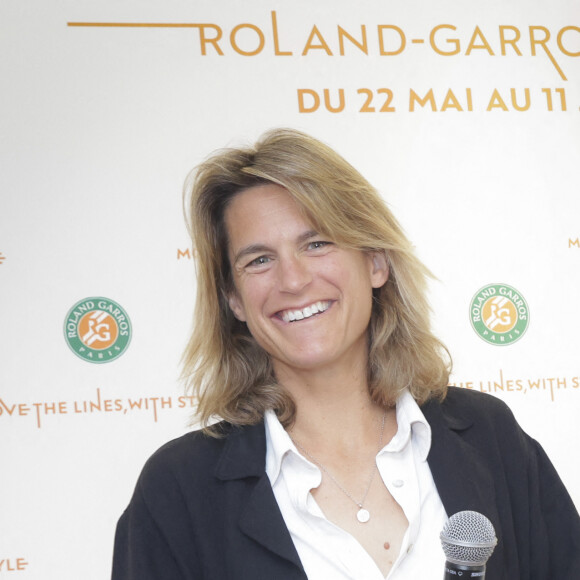 L'ancienne joueuse est également l'heureuse maman d'Aaron et Ayla
Amélie Mauresmo, la directrice du tournoi de Roland Garros, présente l'Open de France 2023 au Stade de Roland Garros à Paris, France, le 21 avril 2023. Le tournoi de tennis de l'Open de France aura lieu du 28 mai au 11 juin 2023.. © Jack Tribeca/Bestimage