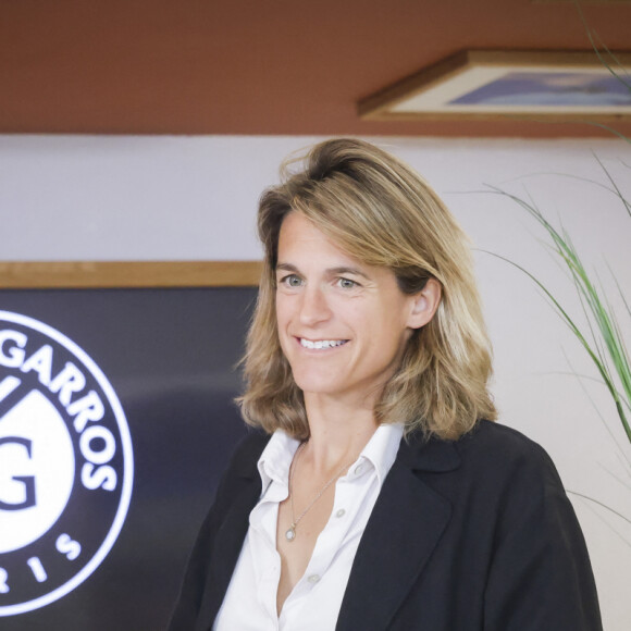 Amélie Mauresmo, la directrice du tournoi de Roland Garros, présente l'Open de France 2023 au Stade de Roland Garros à Paris, France, le 21 avril 2023. Le tournoi de tennis de l'Open de France aura lieu du 28 mai au 11 juin 2023.. © Jack Tribeca/Bestimage