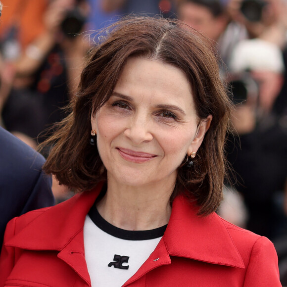 Juliette Binoche était l'invitée d'Anne-Elisabeth Lemoine ce jeudi dans "C à Vous", en direct du Festival de Cannes où a été présenté hier soir le film "La Passion de Dodin Bouffant" dans lequel elle donne la réplique à Benoît Magimel.
Juliette Binoche au photocall de "La Passion de Dodin Bouffant" lors du Festival International du Film de Cannes, France. © Jacovides-Moreau/Bestimage