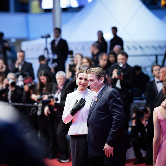 Benoît Magimel et Juliette Binoche - Descente des marches du film " La passion de Dodin Bouffant " lors du 76ème Festival International du Film de Cannes, au Palais des Festivals à Cannes. Le 24 mai 2023 © Jacovides-Moreau / Bestimage 