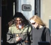 Elle a craqué pour la rappeuse 070 Shake 
Exclusif - Lily-Rose Depp aperçue dans un salon de manucure avec une amie à Los Angeles, le 27 janvier 2023. 