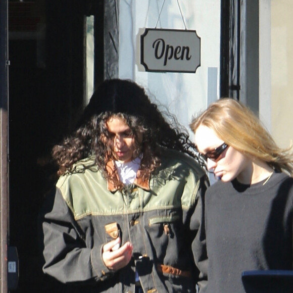 Elle a craqué pour la rappeuse 070 Shake 
Exclusif - Lily-Rose Depp aperçue dans un salon de manucure avec une amie à Los Angeles, le 27 janvier 2023. 