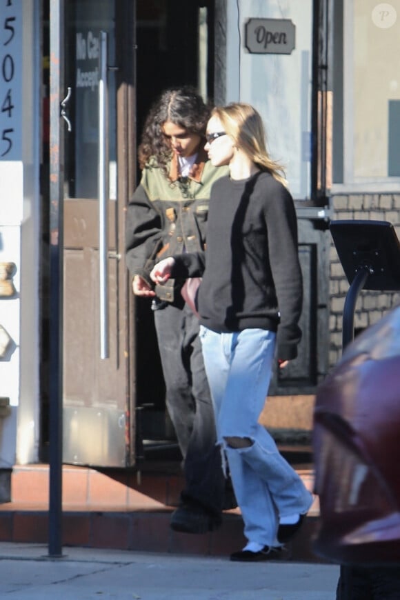 Exclusif - Lily-Rose Depp aperçue dans un salon de manucure avec une amie à Los Angeles, le 27 janvier 2023. 