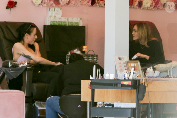 Exclusif - Lily-Rose Depp aperçue dans un salon de manucure avec une amie à Los Angeles, le 27 janvier 2023. 