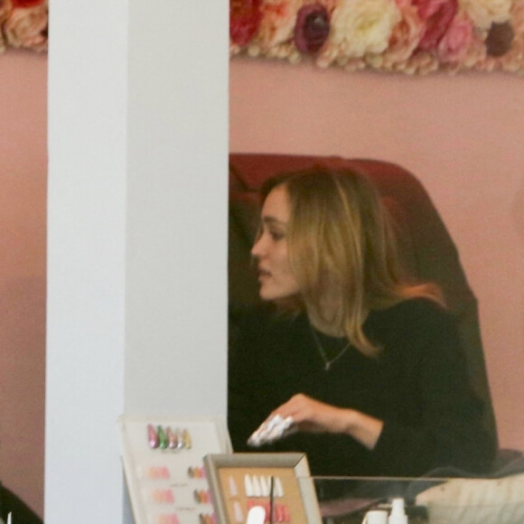 Exclusif - Lily-Rose Depp aperçue dans un salon de manucure avec une amie à Los Angeles, le 27 janvier 2023. 