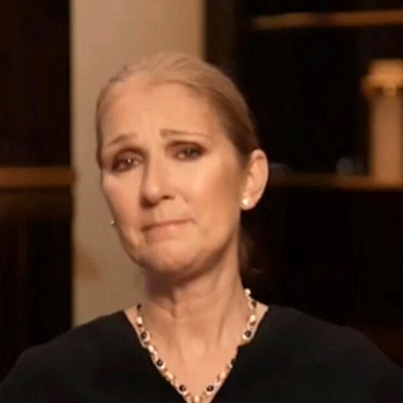 Céline Dion a annoncé ce jeudi (08/12/2022) le report une nouvelle fois de sa tournée européenne. " J'éprouve des problèmes de santé depuis longtemps et ce n'est pas facile pour moi d'y faire face. Ça m'attriste énormément de devoir vous dire que je ne serai pas prête à recommencer ma tournée en Europe en février ", a-t-elle expliqué, visiblement émue, dans une courte vidéo diffusée sur son compte Instagram. Les spectacles prévus du 26 août au 4 octobre restent toutefois à l'affiche. Elle jouera notamment du 1 au 10 septembre au Paris la Défense Arena. © Capture Instagram via Bestimage 