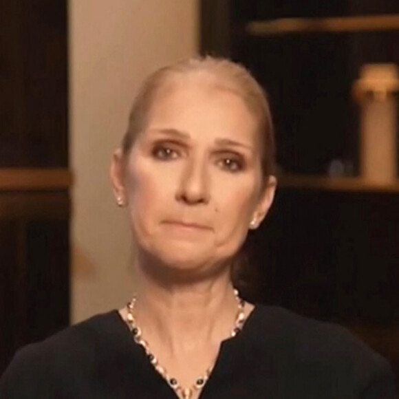 Céline Dion a annoncé ce jeudi (08/12/2022) le report une nouvelle fois de sa tournée européenne. " J'éprouve des problèmes de santé depuis longtemps et ce n'est pas facile pour moi d'y faire face. Ça m'attriste énormément de devoir vous dire que je ne serai pas prête à recommencer ma tournée en Europe en février ", a-t-elle expliqué, visiblement émue, dans une courte vidéo diffusée sur son compte Instagram. Les spectacles prévus du 26 août au 4 octobre restent toutefois à l'affiche. Elle jouera notamment du 1 au 10 septembre au Paris la Défense Arena. © Capture Instagram via Bestimage 