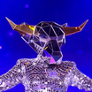 Mask Singer 5 - Le Taureau démasqué : cette star de la chanson rejoint la team des enquêteurs !