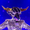 Mask Singer 5 - Le Taureau démasqué : cette star de la chanson rejoint la team des enquêteurs !