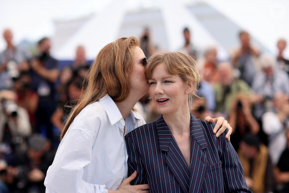 La réalisatrice a tenu à faire passer un message politique lors de son discours
Justine Triet et Sandra Hüller au photocall de "Anatomie D'une Chute" lors du 76ème Festival International du Film de Cannes, au Palais des Festivals à Cannes, France, le 22 mai 2023. © Jacovides-Moreau/Bestimage