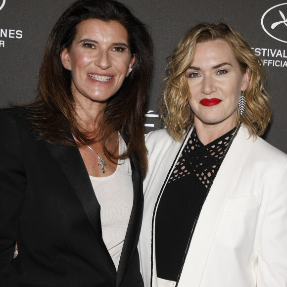 Delphine Viguier-Hovasse (Directrice Générale internationale de L'Oréal Paris) et Kate Winslet au photocall de la soirée "Lights On Women Award" organisé par L'Oréal Paris lors du 76ème Festival International du Film de Cannes, le 26 mai 2023. © Denis Guignebourg/Bestimage 