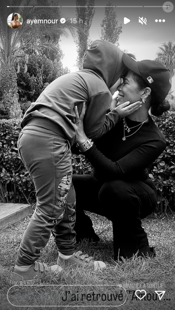 On y découvre le petit garçon câliner et embrasser sa maman sur le visage tandis qu'elle affiche un large sourire.
Ayem Nour de retour au Maroc, elle retrouve son fils Ayvin - Instagram
